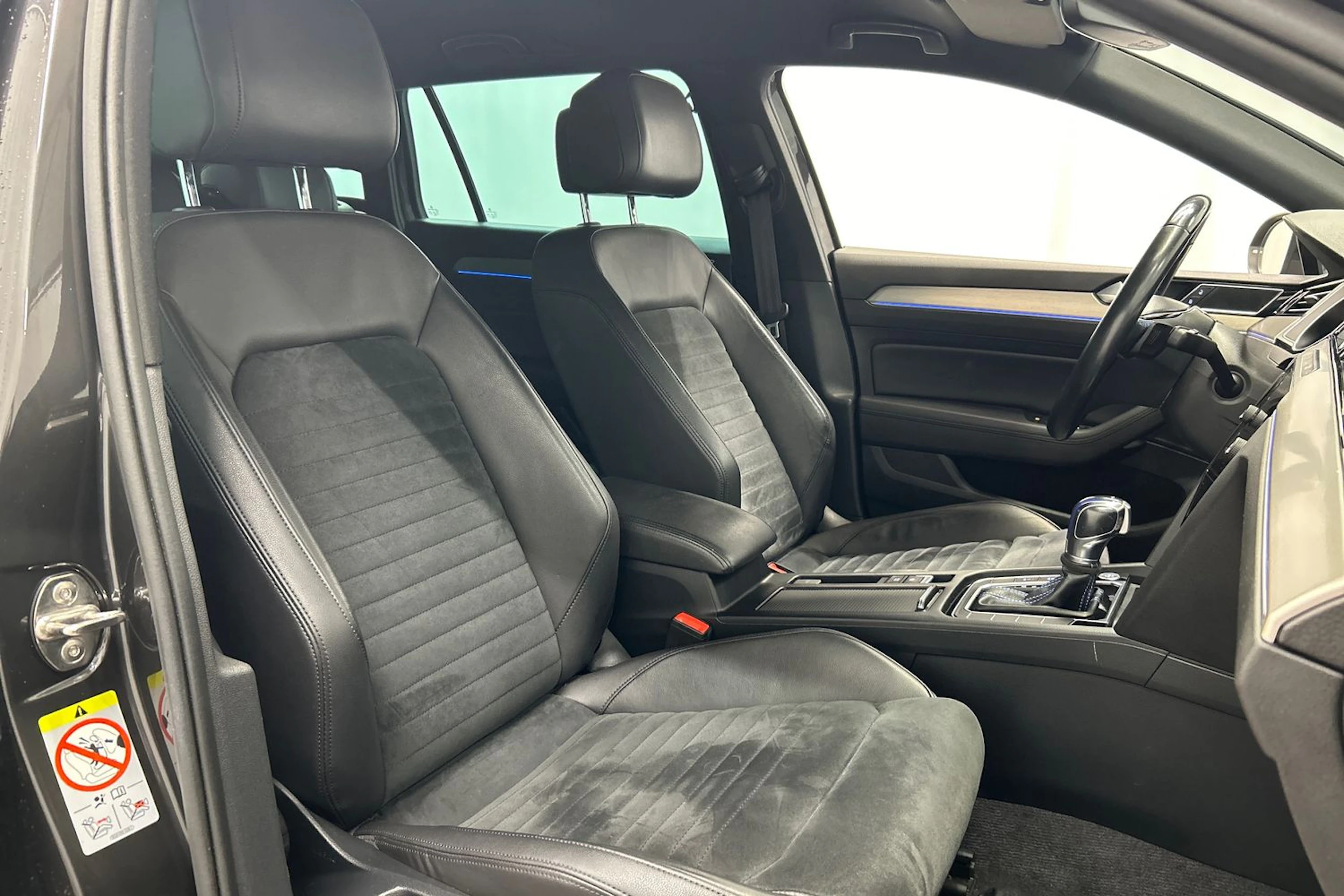 harmaa Volkswagen Passat 2018 kuva 11.