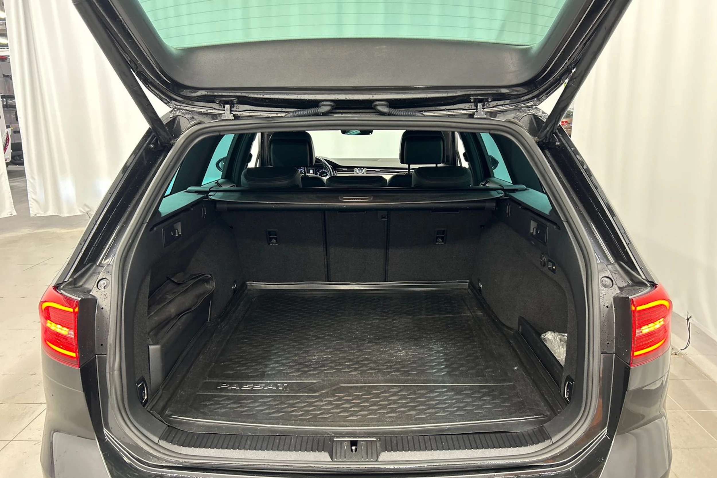 harmaa Volkswagen Passat 2018 kuva 12.
