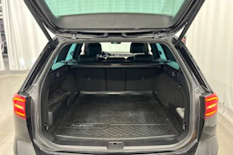 harmaa Volkswagen Passat 2018 kuva 12.