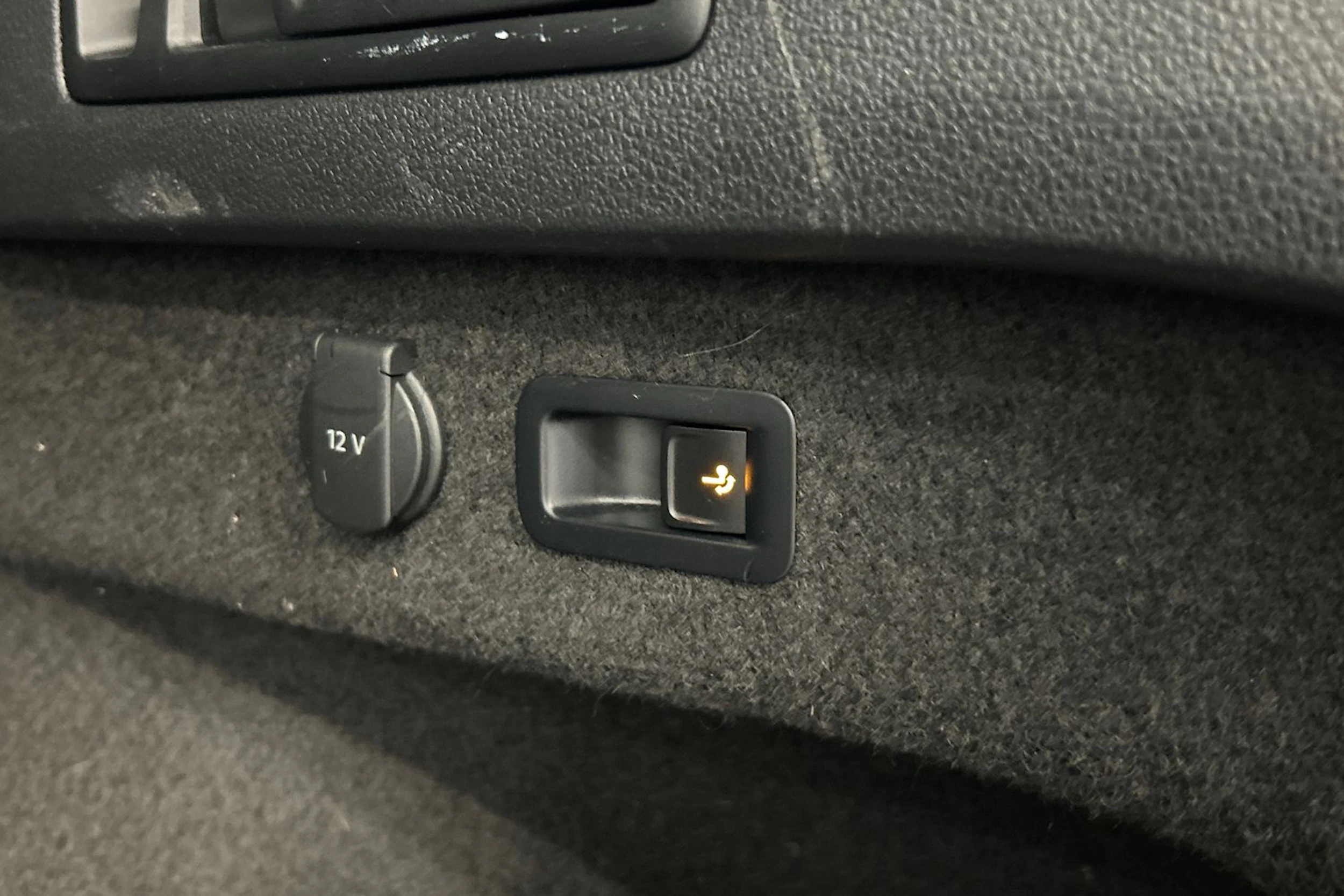 harmaa Volkswagen Passat 2018 kuva 13.