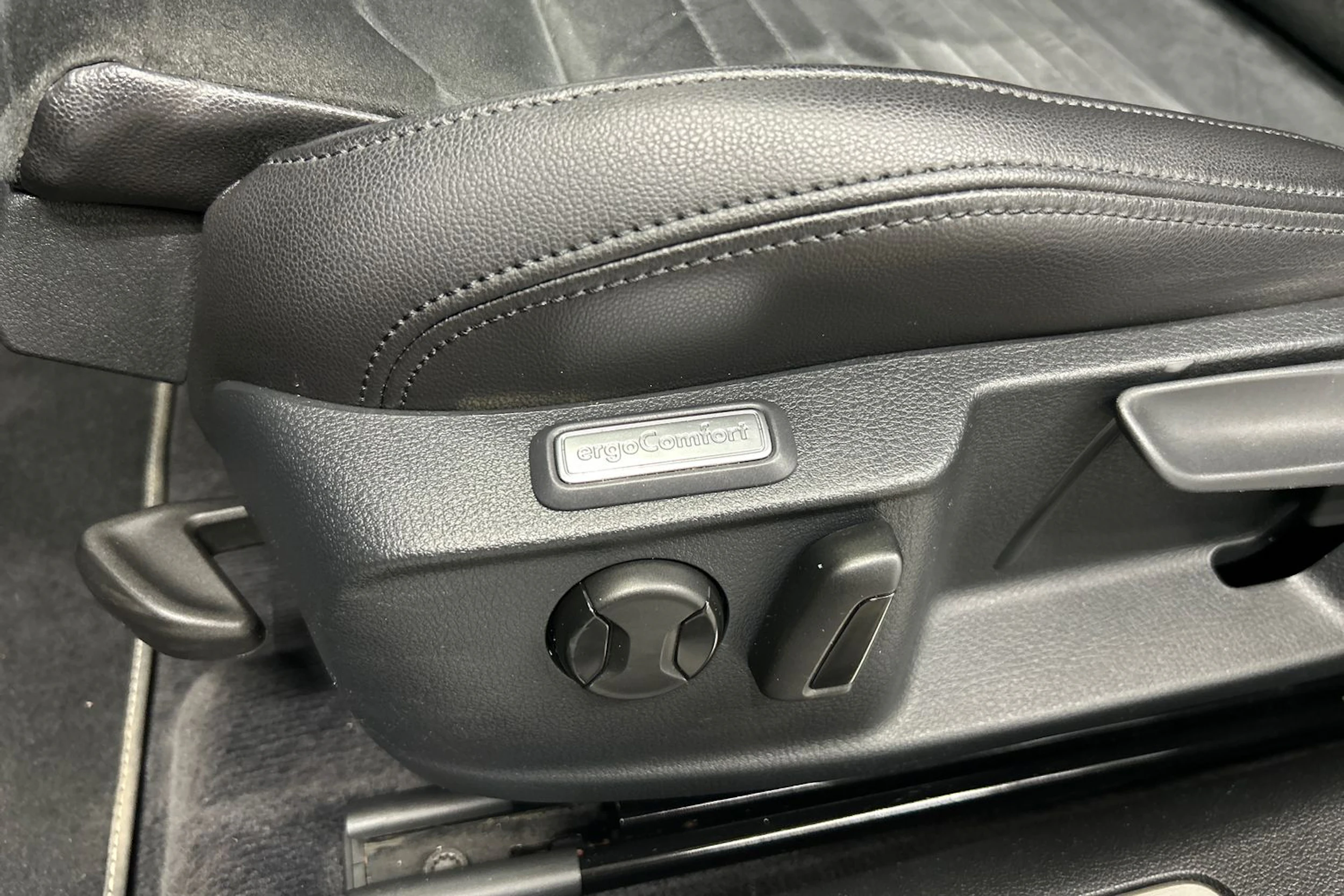 harmaa Volkswagen Passat 2018 kuva 16.