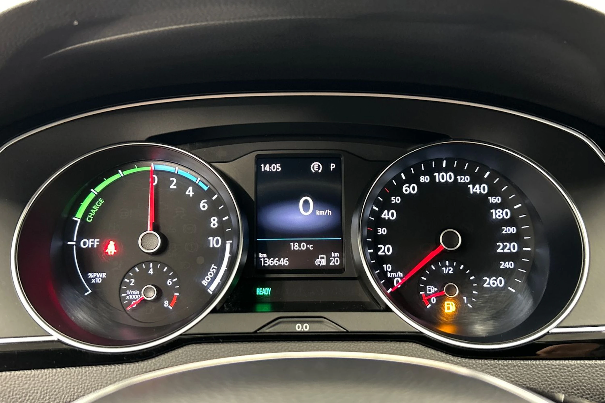 harmaa Volkswagen Passat 2018 kuva 17.