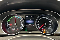harmaa Volkswagen Passat 2018 kuva 17.