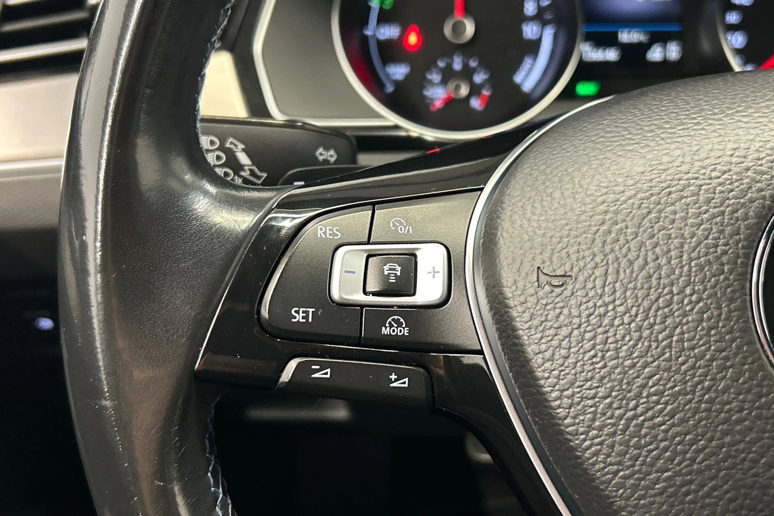 harmaa Volkswagen Passat 2018 kuva 18.