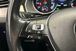 harmaa Volkswagen Passat 2018 kuva 18.
