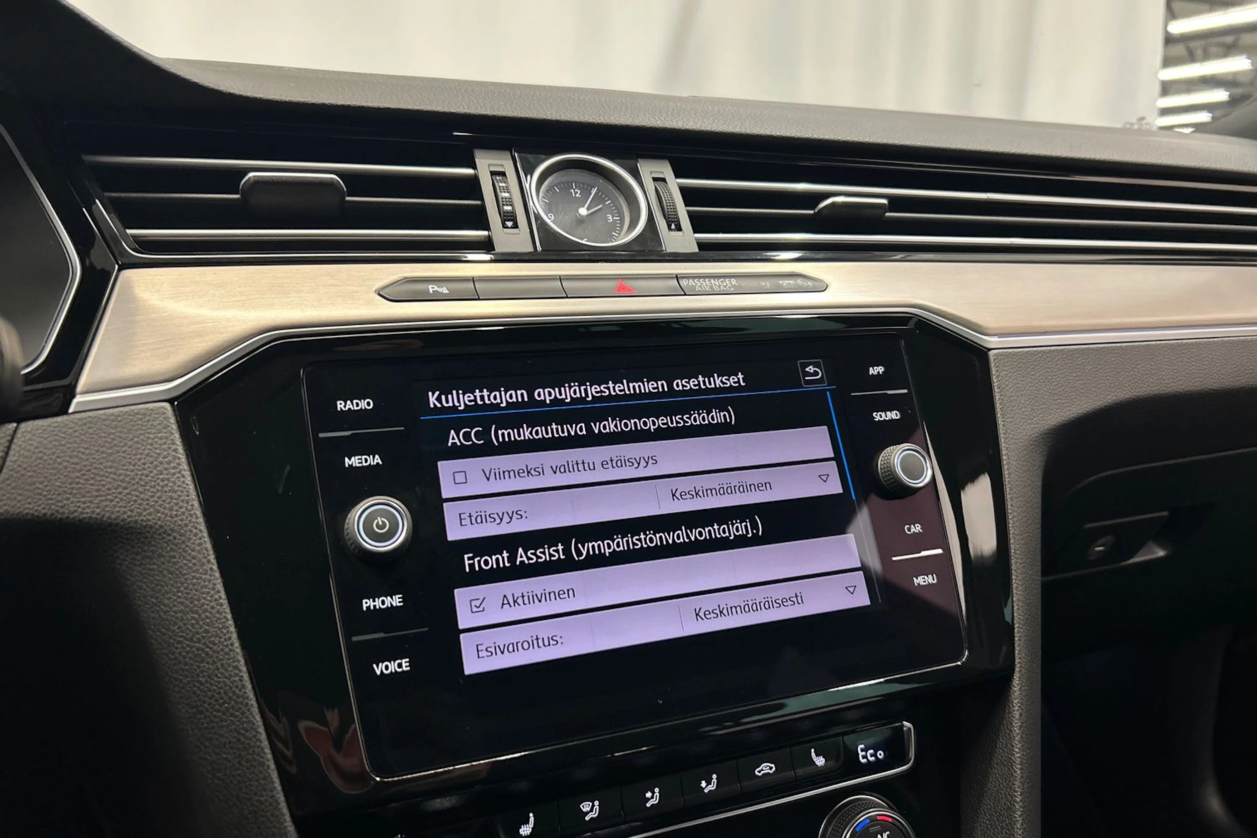 harmaa Volkswagen Passat 2018 kuva 20.