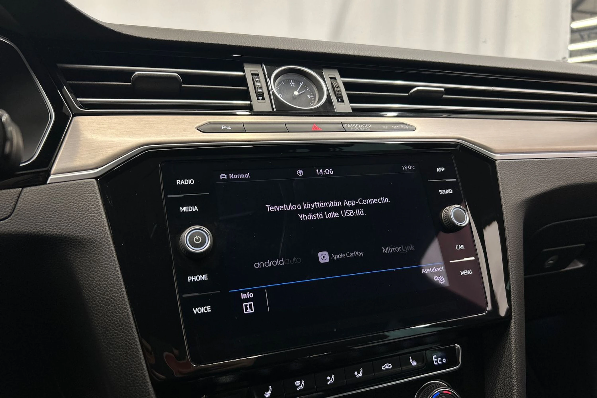 harmaa Volkswagen Passat 2018 kuva 22.