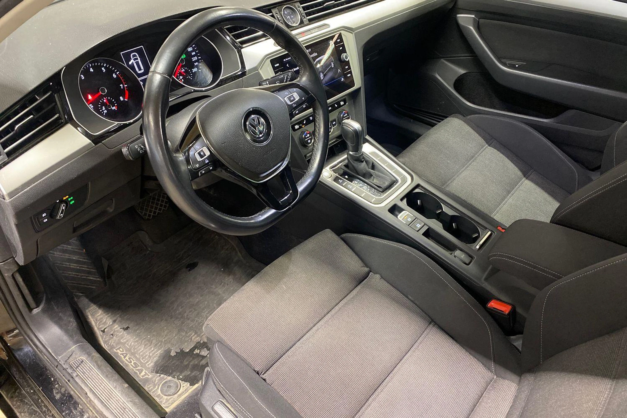 musta Volkswagen Passat 2018 kuva 3.