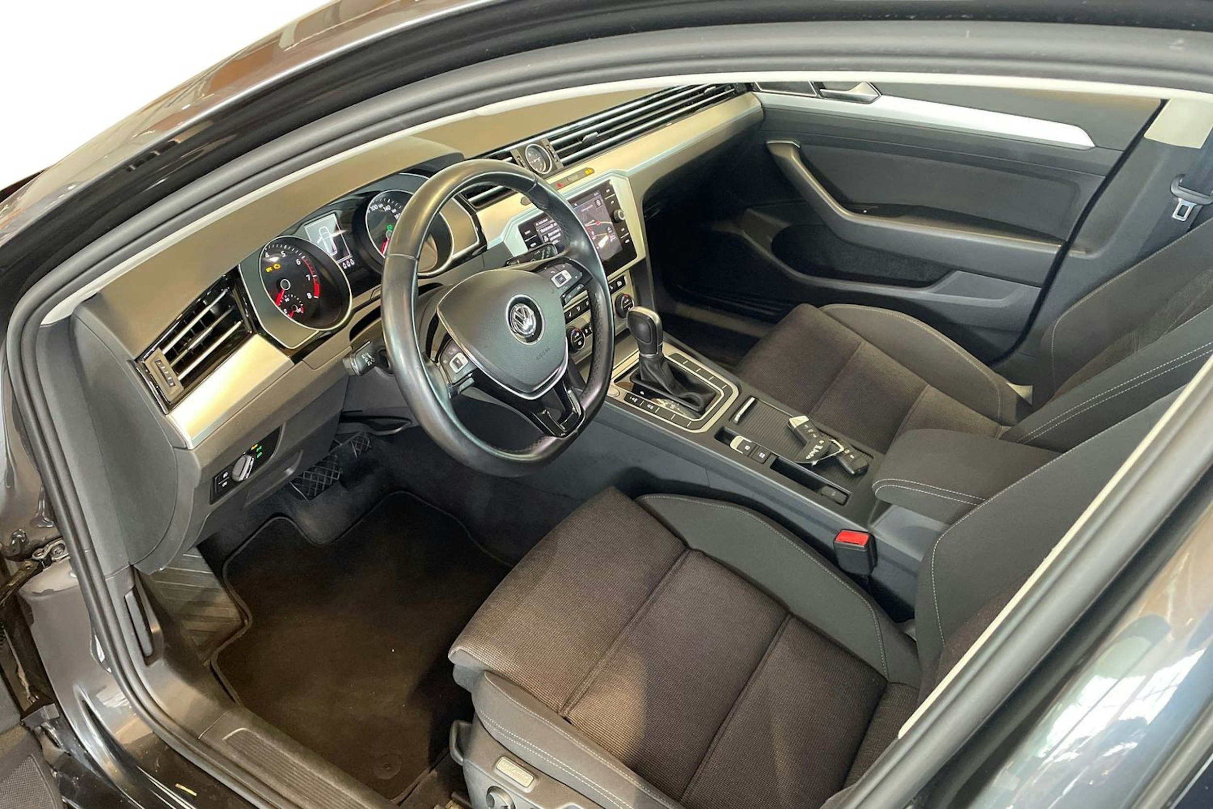 harmaa Volkswagen Passat 2018 kuva 7.