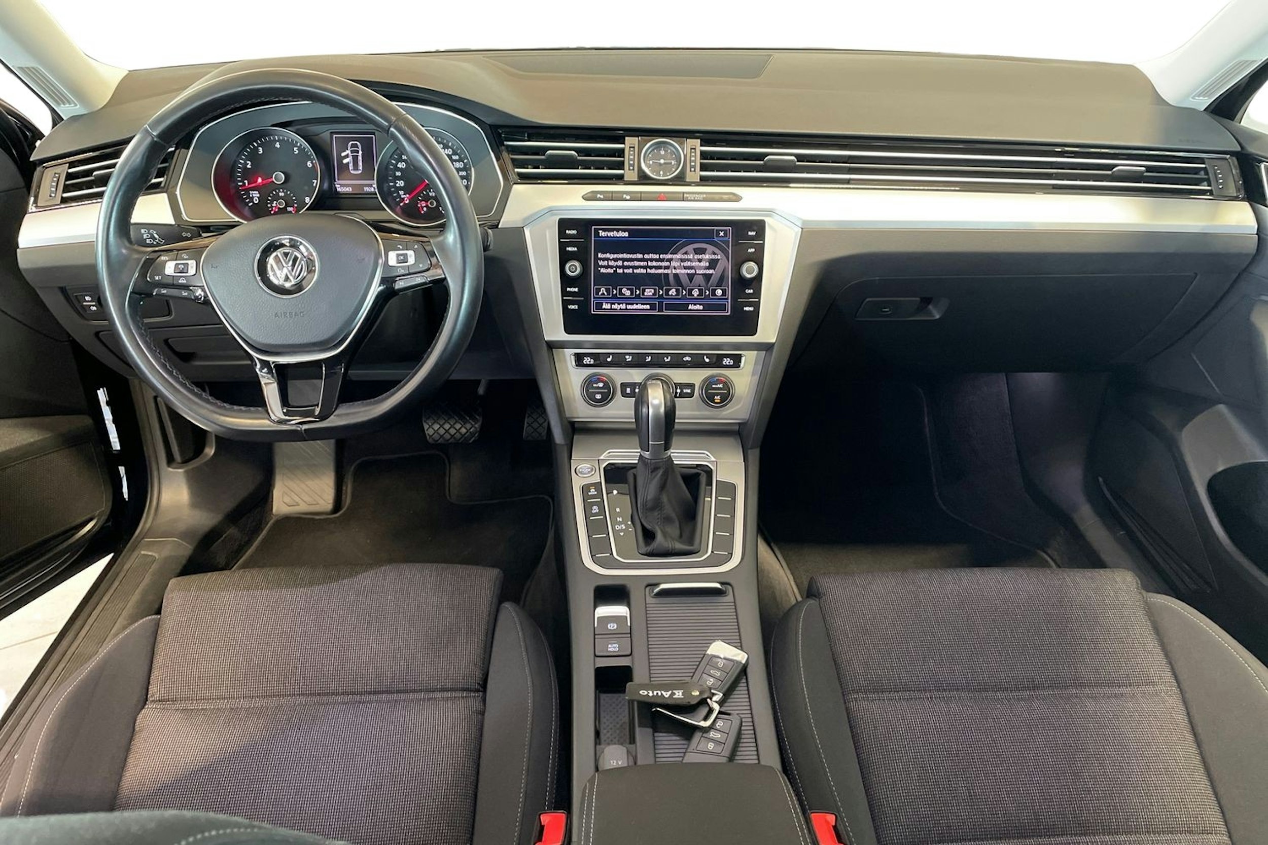 harmaa Volkswagen Passat 2018 kuva 9.