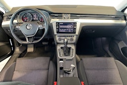 harmaa Volkswagen Passat 2018 kuva 9.