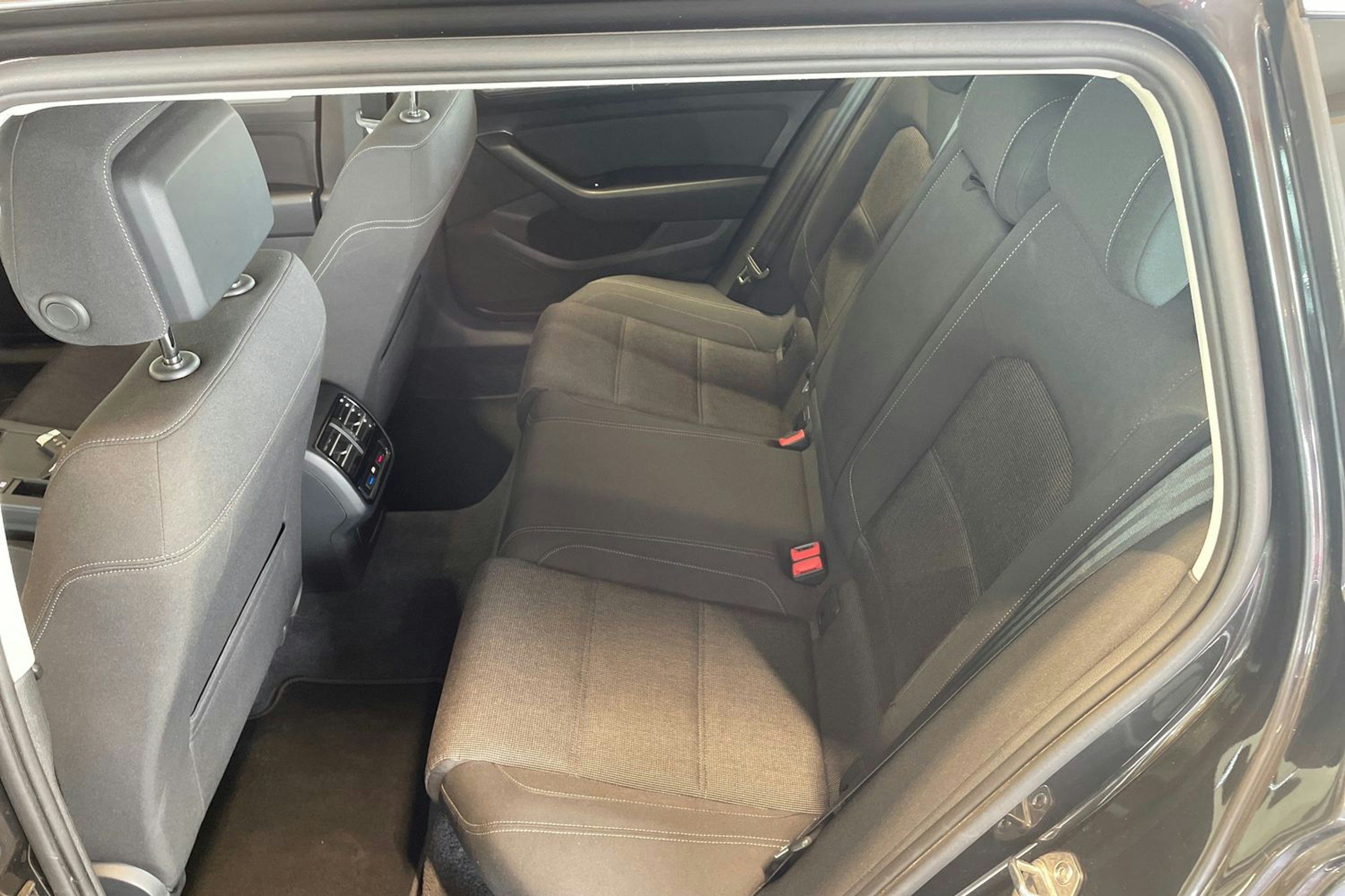 harmaa Volkswagen Passat 2018 kuva 10.