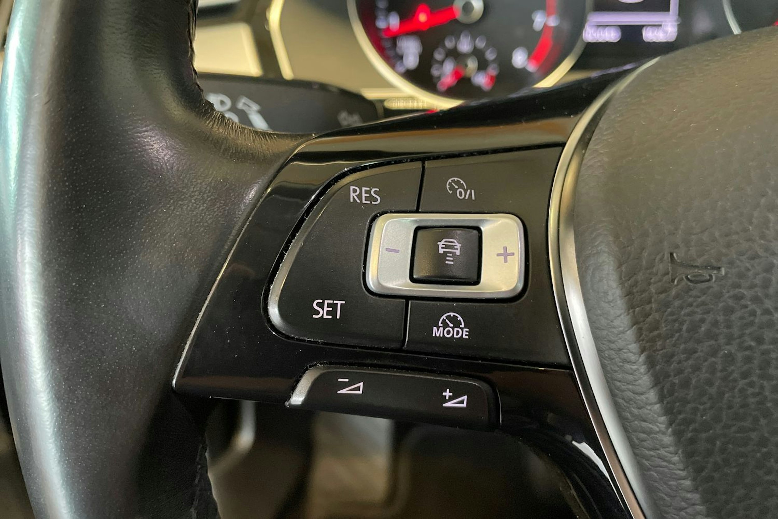 harmaa Volkswagen Passat 2018 kuva 15.