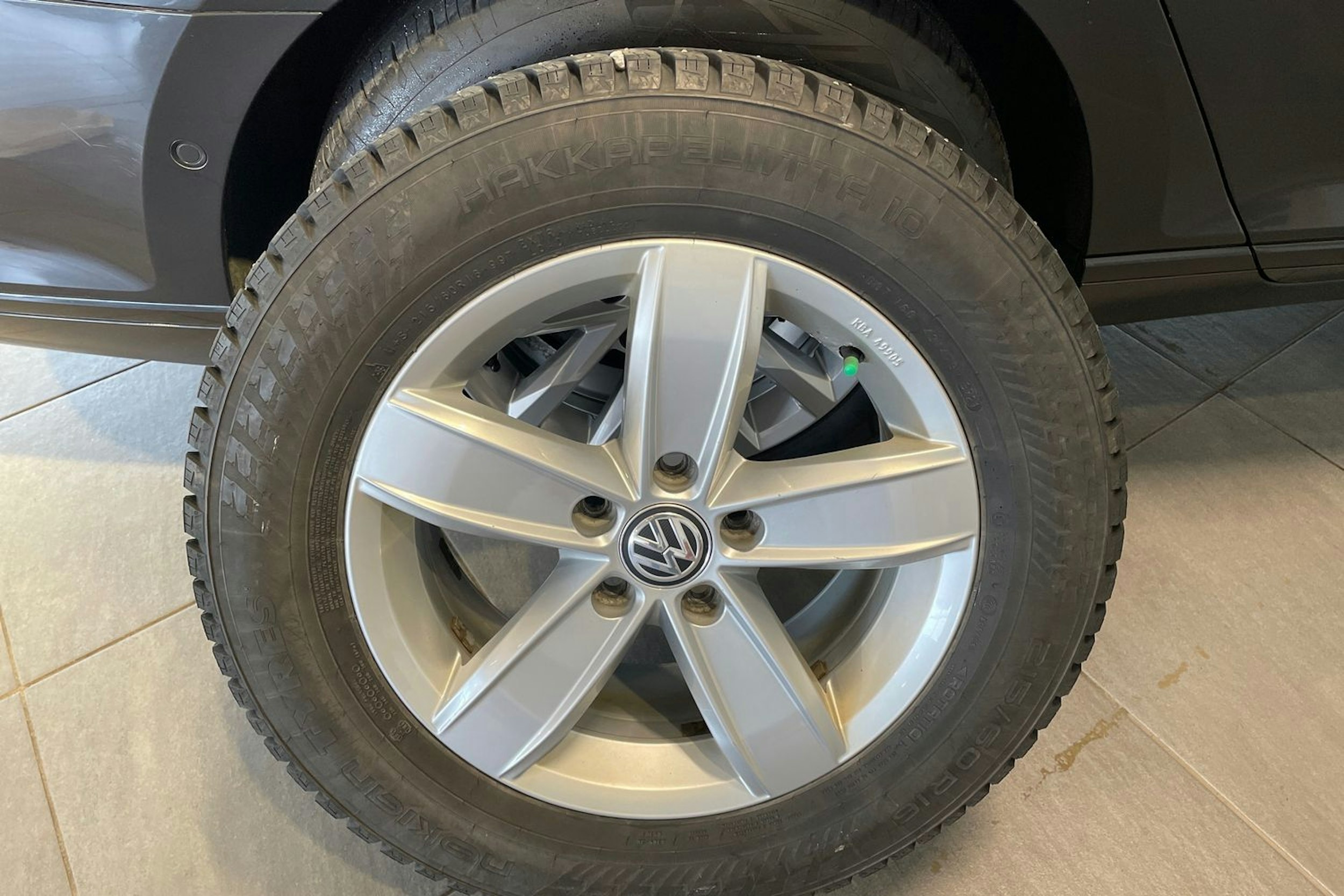 harmaa Volkswagen Passat 2018 kuva 21.