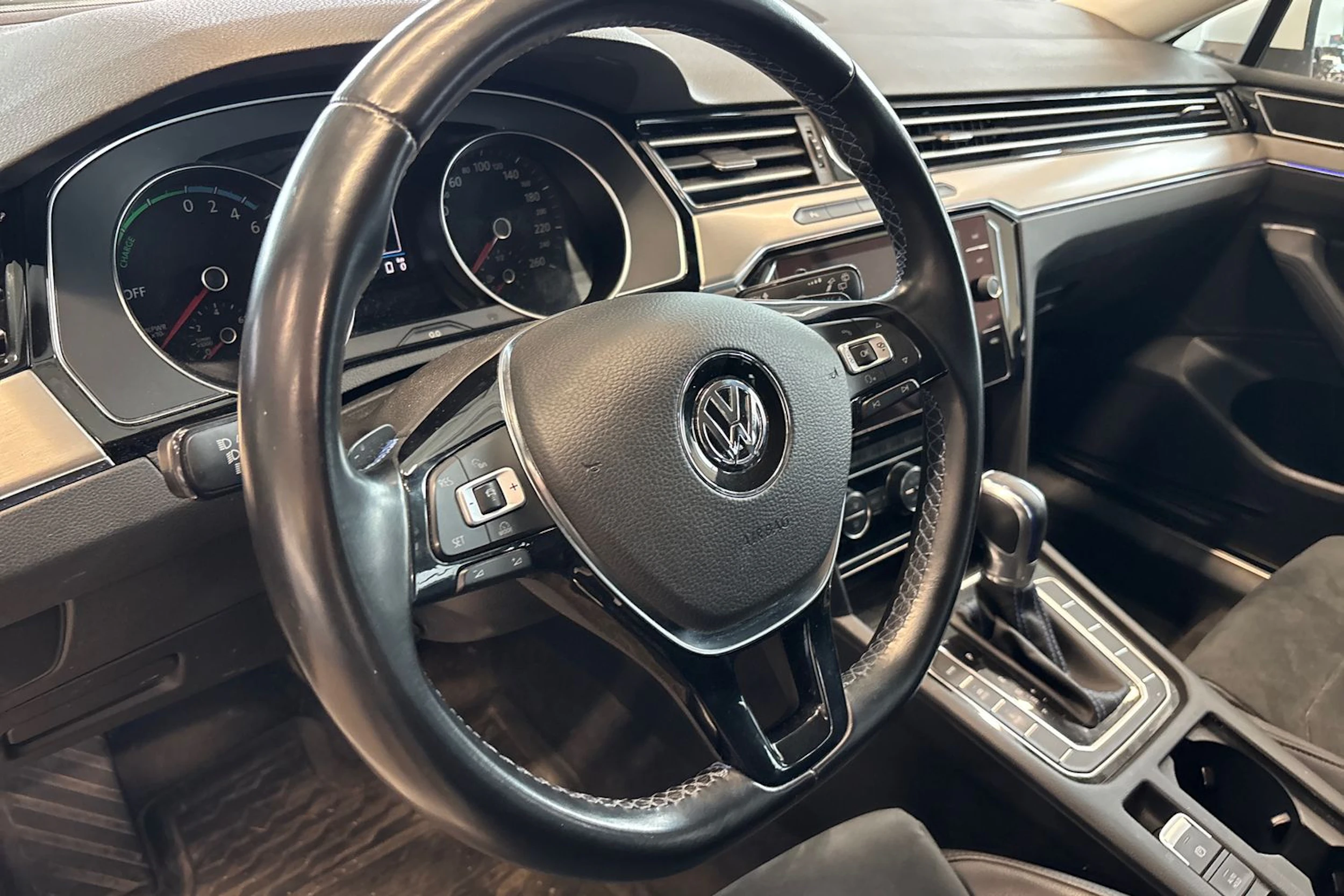 valkoinen Volkswagen Passat 2018 kuva 5.