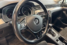 valkoinen Volkswagen Passat 2018 kuva 5.