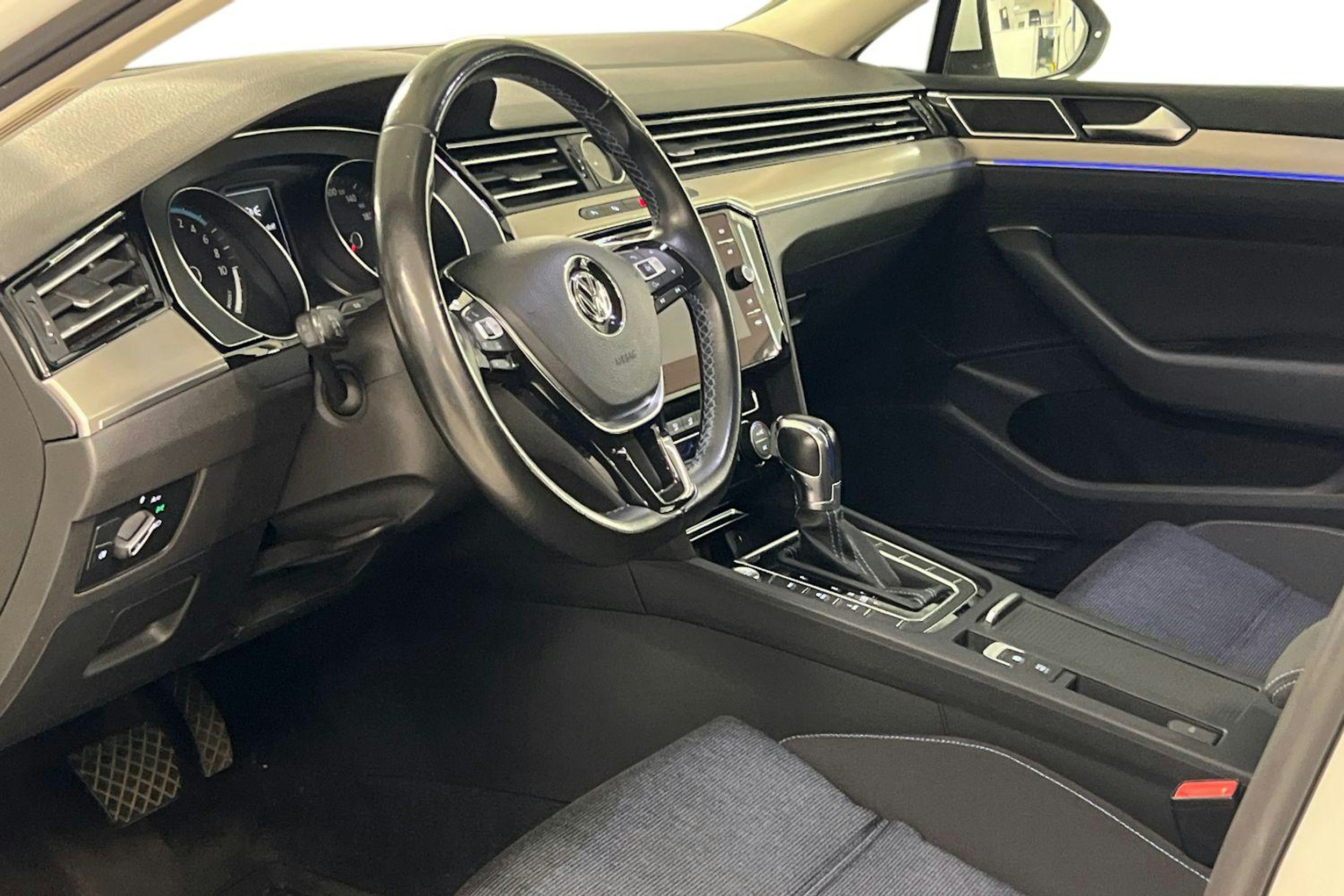 Valkoinen Volkswagen PASSAT 2018 kuva 7.