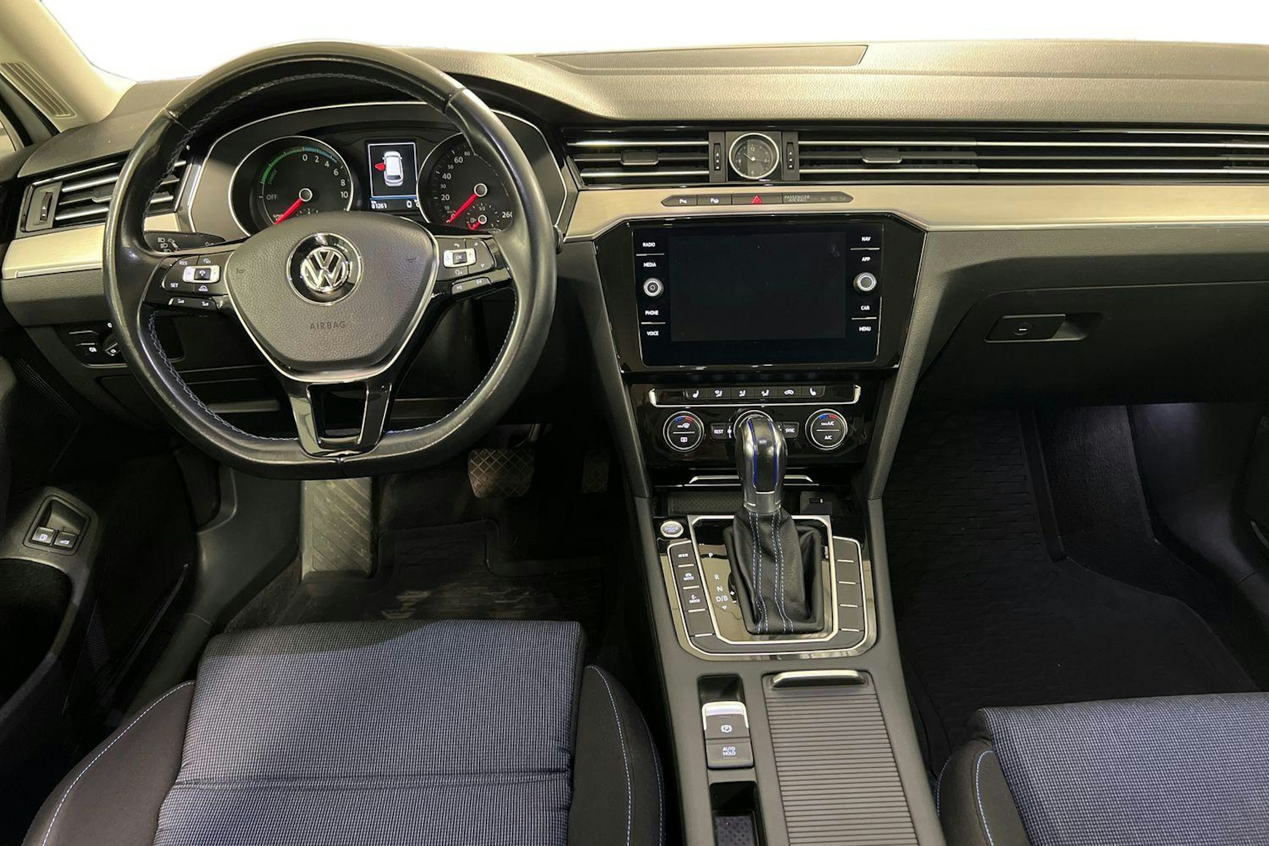 Valkoinen Volkswagen PASSAT 2018 kuva 9.