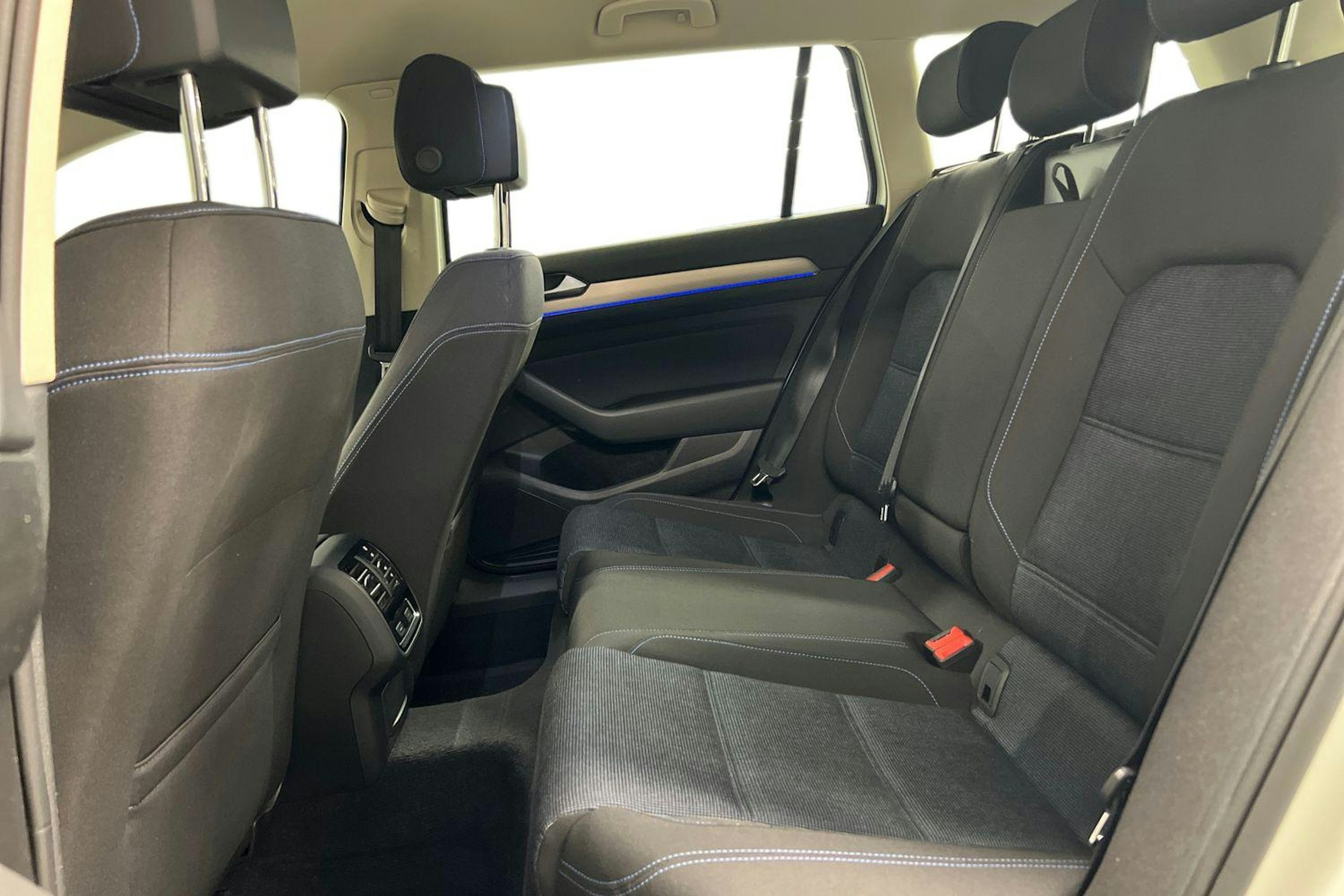 Valkoinen Volkswagen PASSAT 2018 kuva 10.