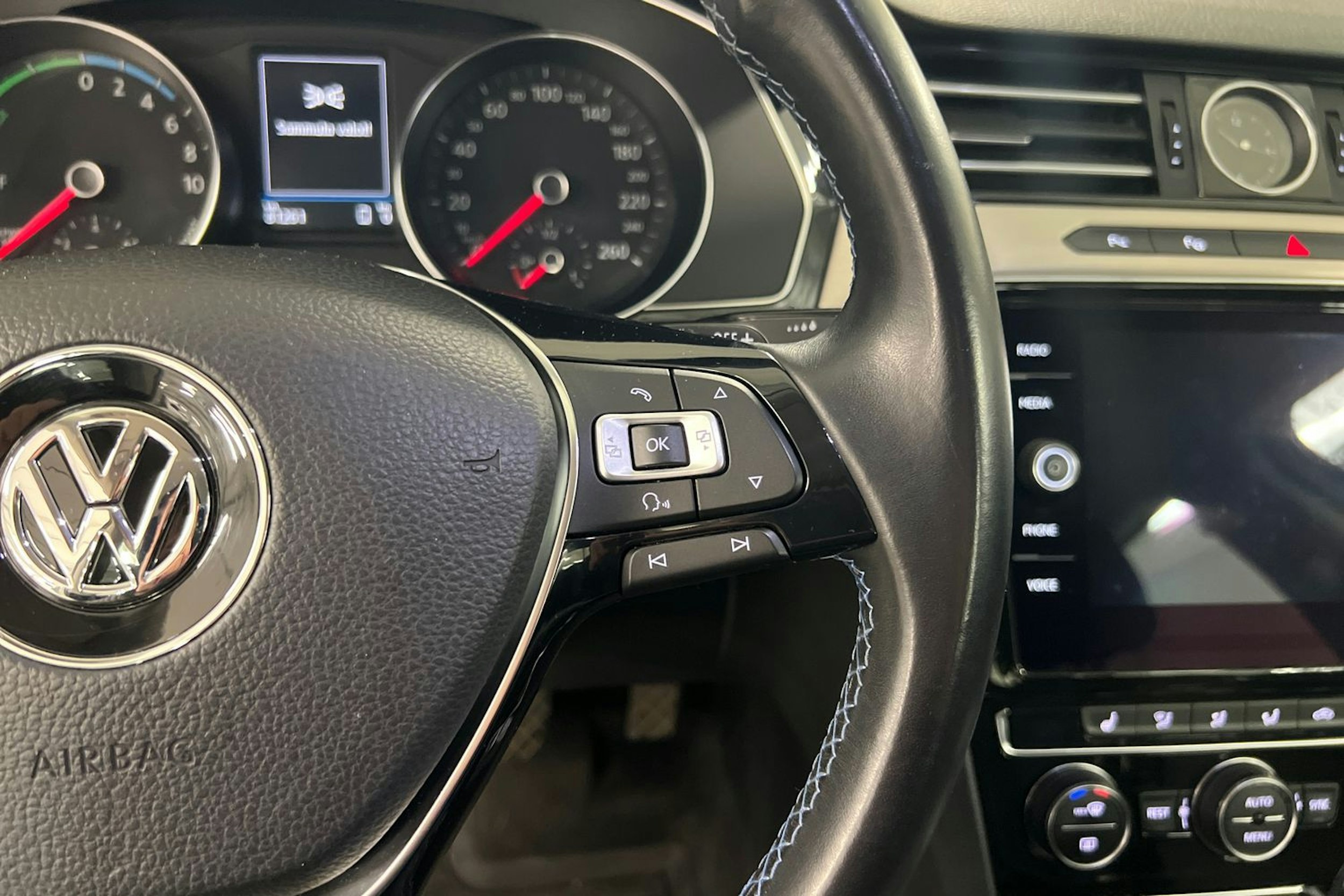 Valkoinen Volkswagen PASSAT 2018 kuva 15.