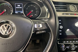 Valkoinen Volkswagen PASSAT 2018 kuva 15.