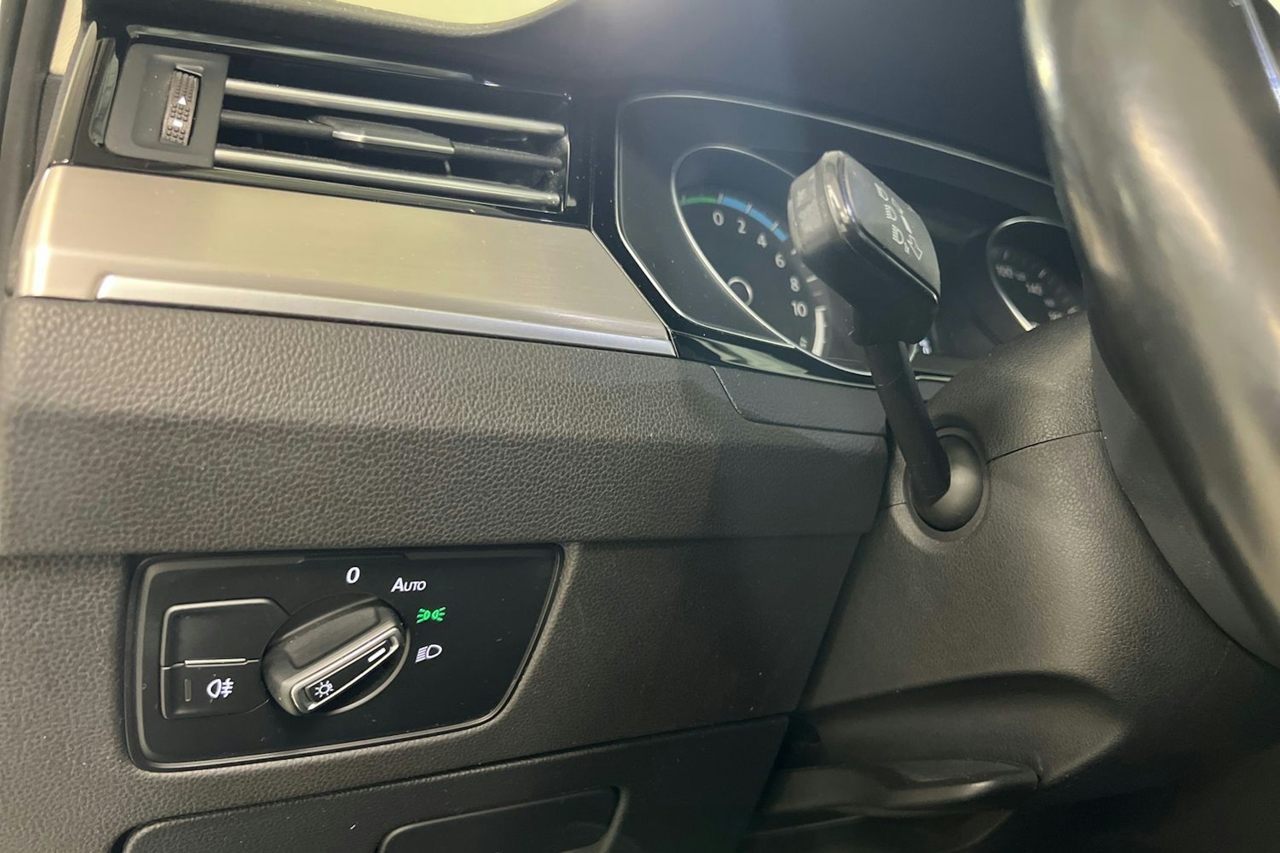 Valkoinen Volkswagen PASSAT 2018 kuva 17.