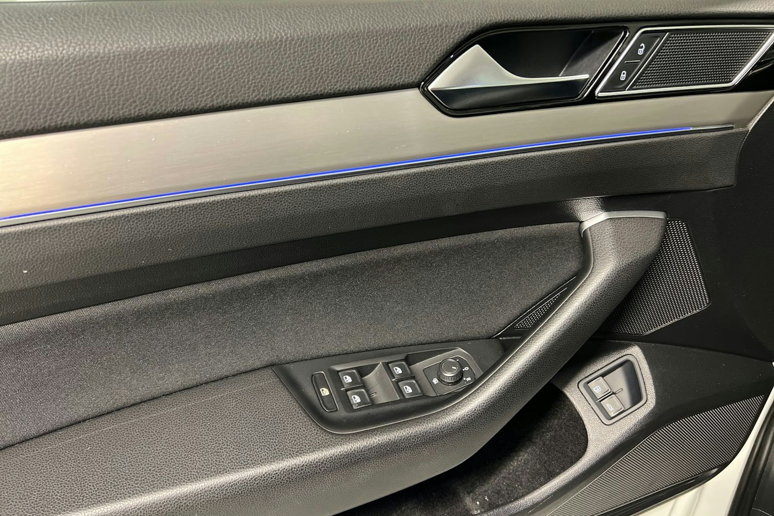 Valkoinen Volkswagen PASSAT 2018 kuva 18.