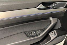 Valkoinen Volkswagen PASSAT 2018 kuva 18.