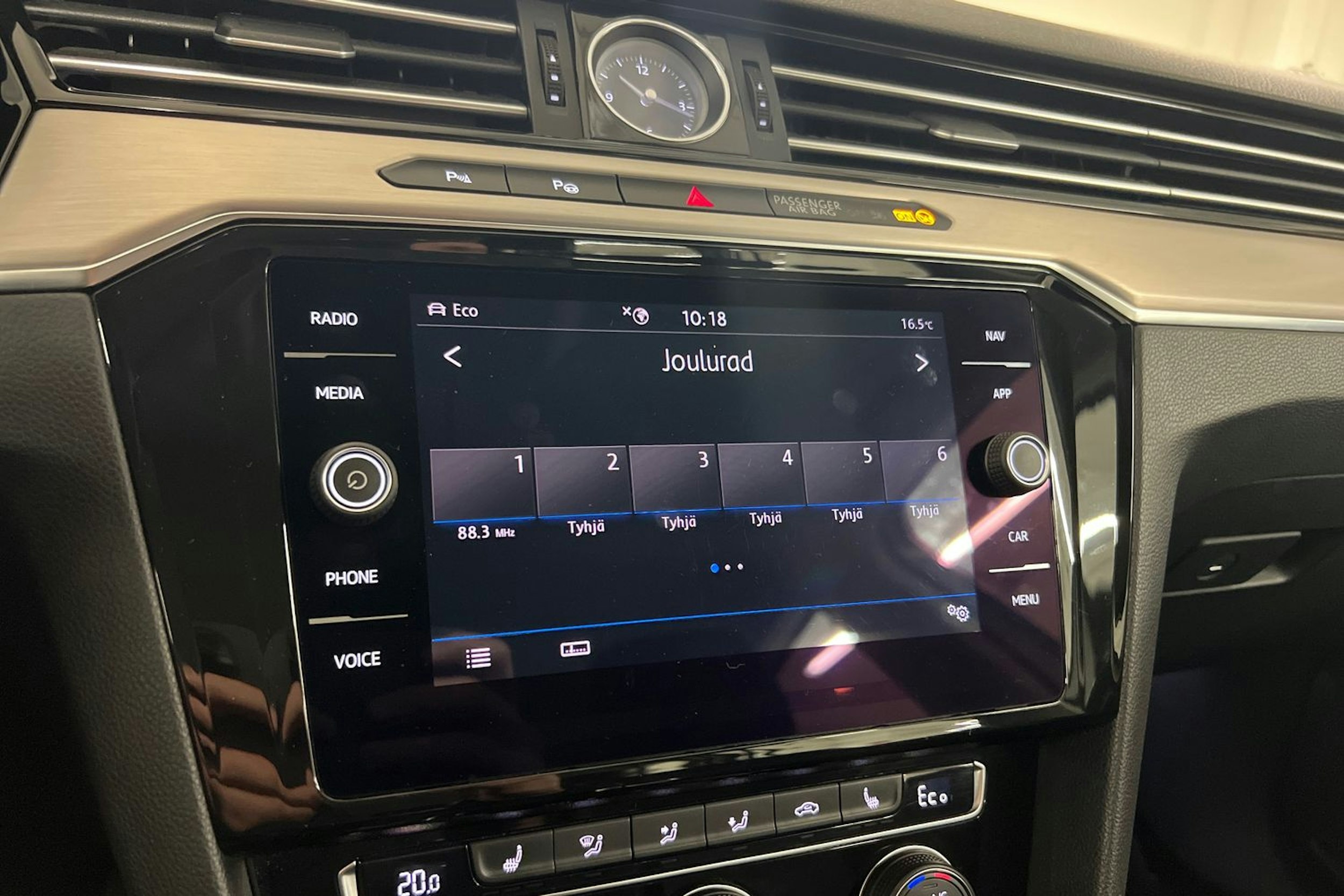 Valkoinen Volkswagen PASSAT 2018 kuva 20.