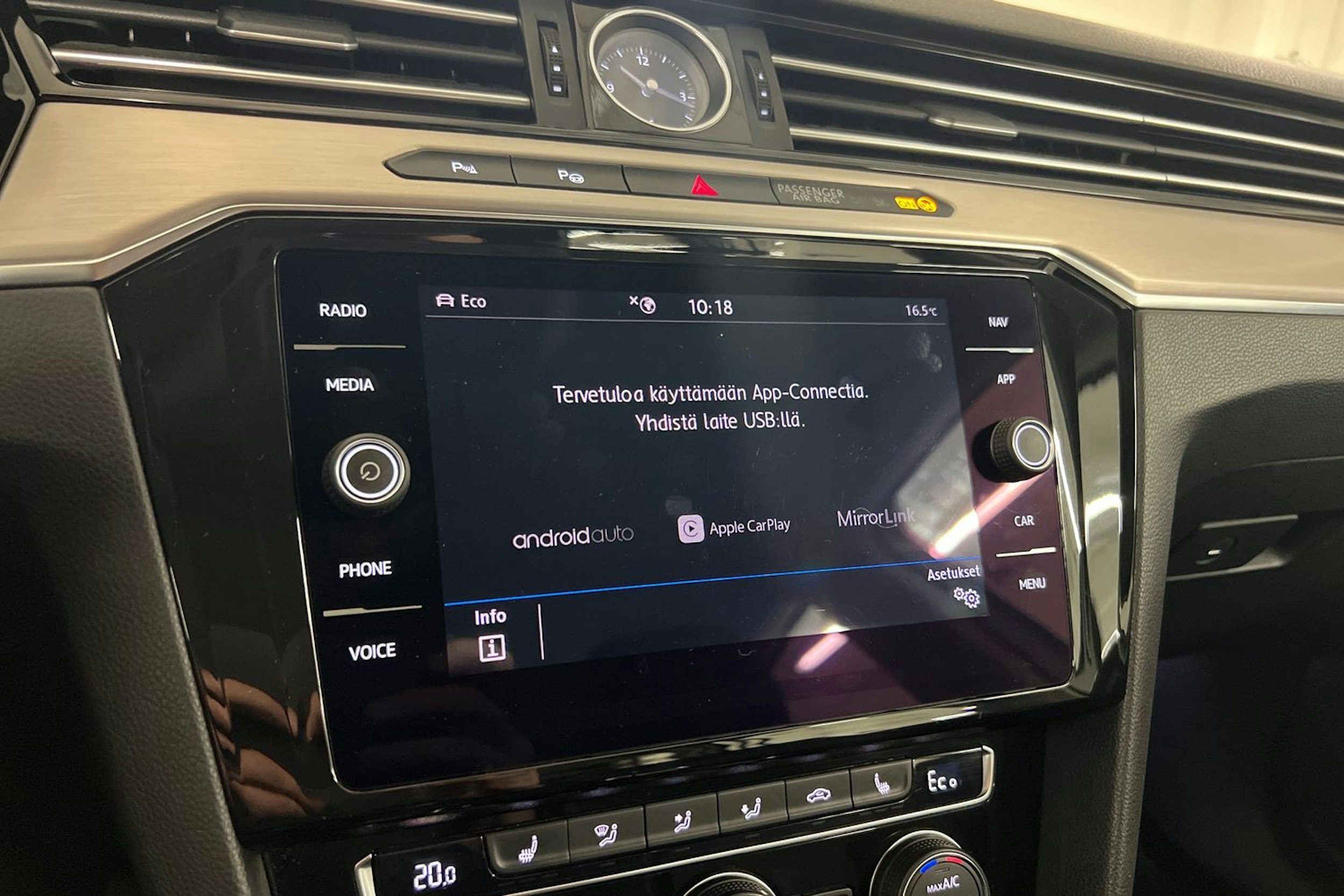 Valkoinen Volkswagen PASSAT 2018 kuva 21.