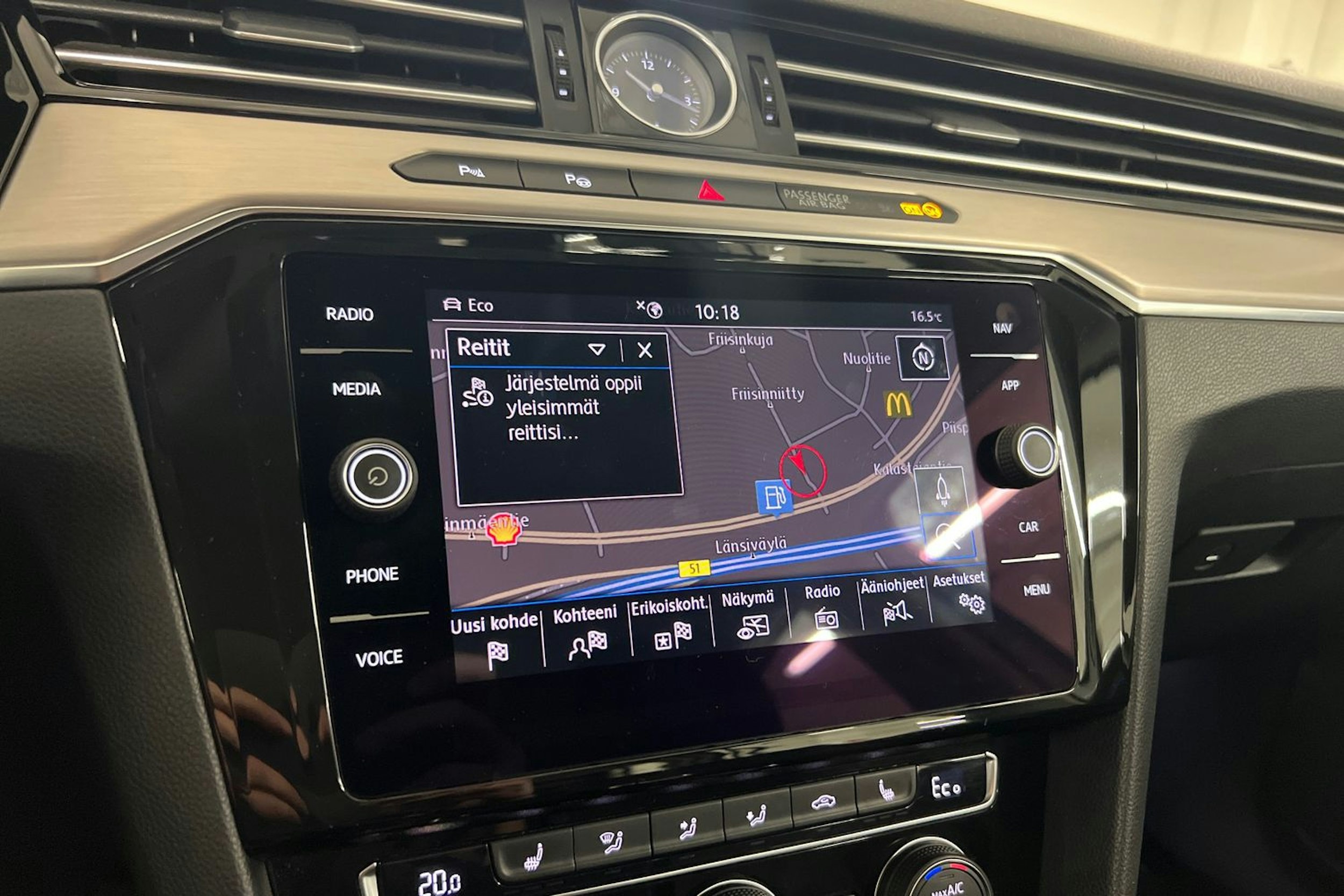 Valkoinen Volkswagen PASSAT 2018 kuva 22.