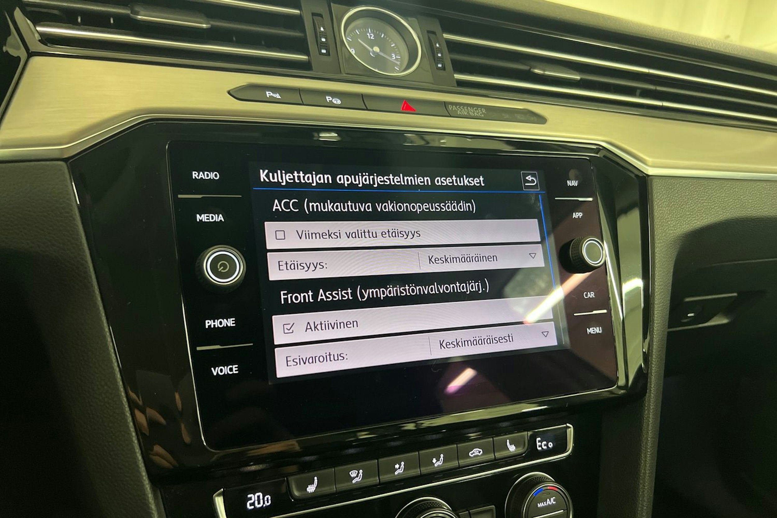 Valkoinen Volkswagen PASSAT 2018 kuva 24.