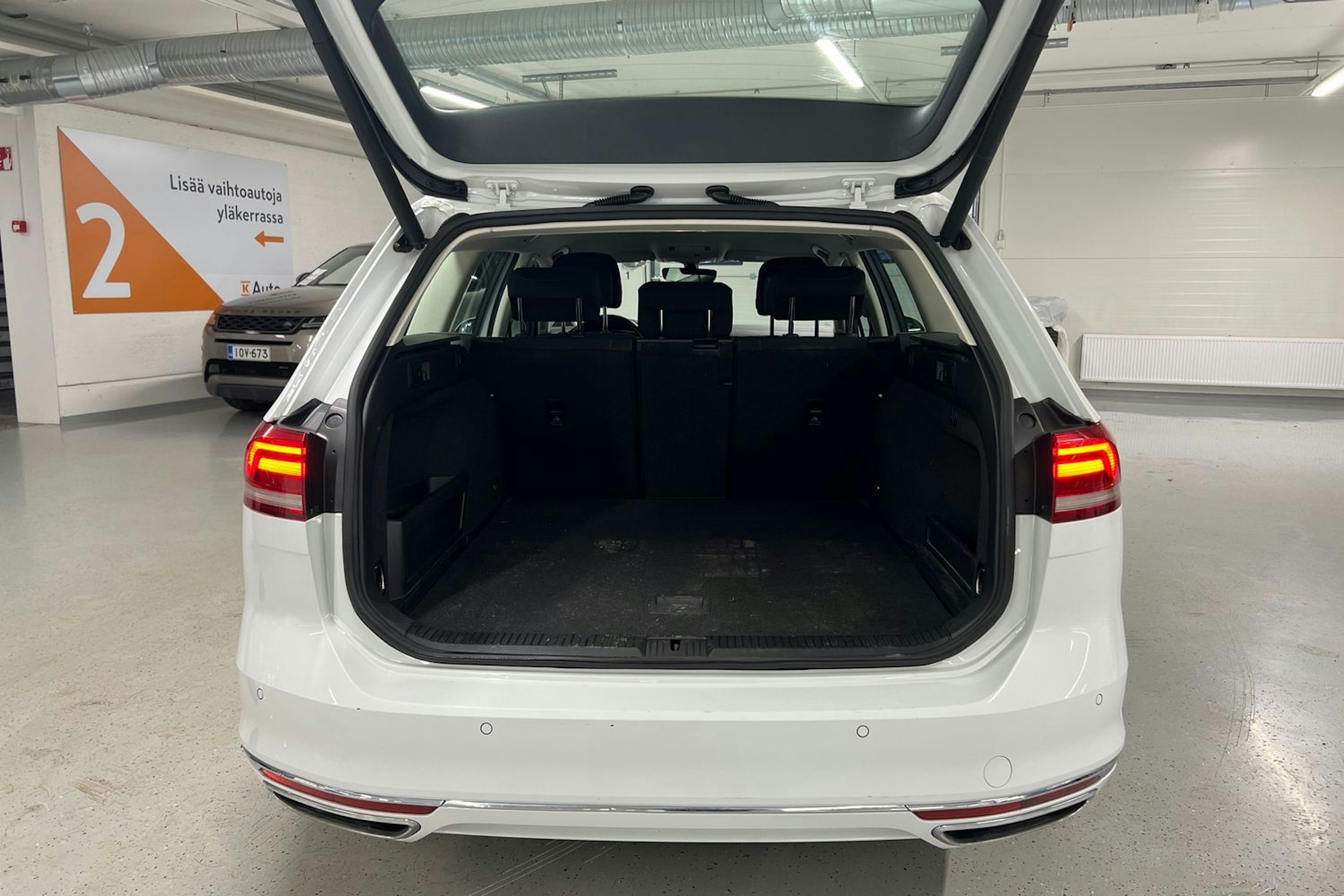 Valkoinen Volkswagen PASSAT 2018 kuva 29.