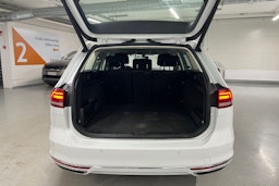 Valkoinen Volkswagen PASSAT 2018 kuva 29.