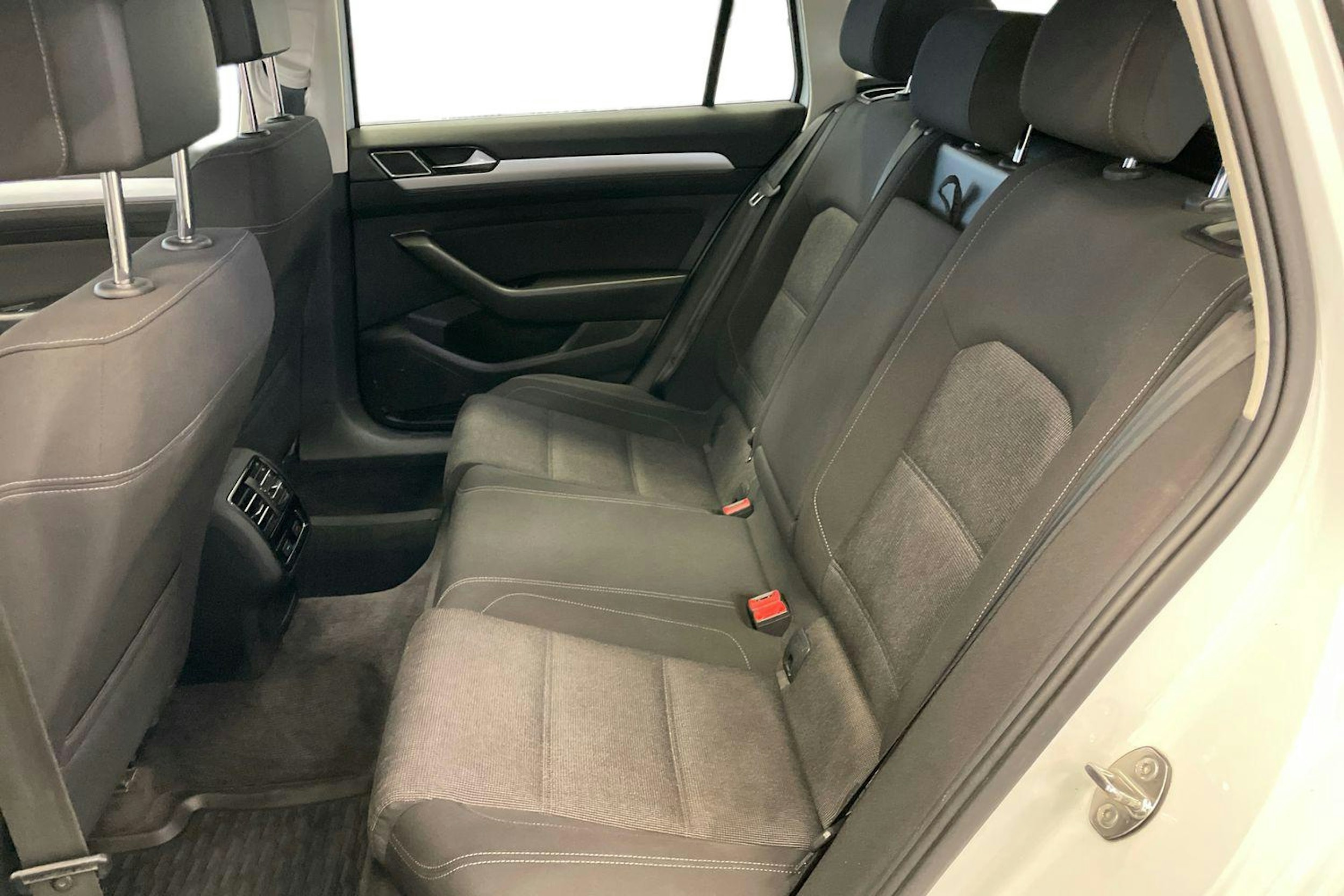 valkoinen Volkswagen Passat 2018 kuva 10.