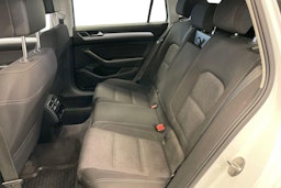 valkoinen Volkswagen Passat 2018 kuva 10.