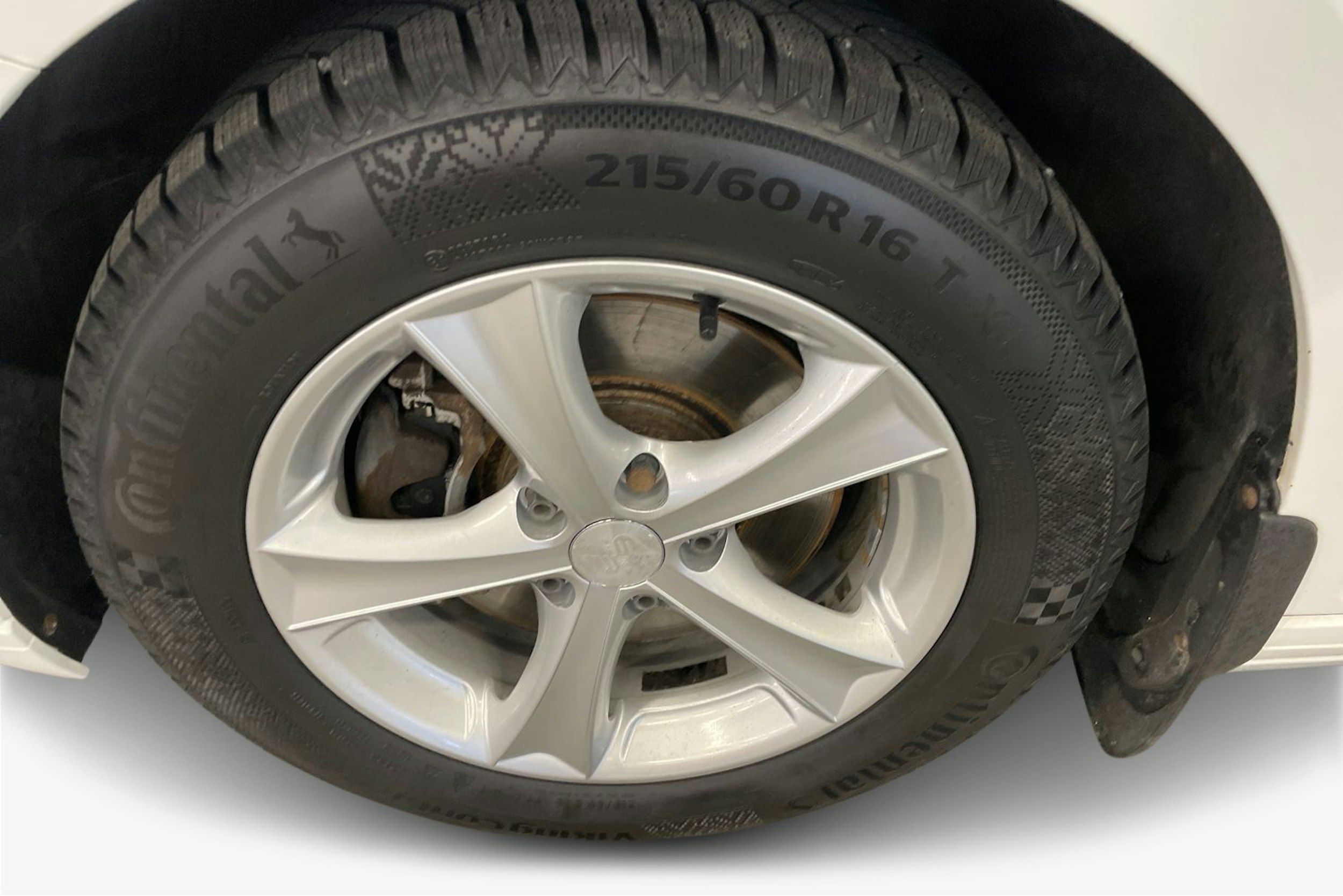 valkoinen Volkswagen Passat 2018 kuva 11.