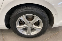 valkoinen Volkswagen Passat 2018 kuva 13.