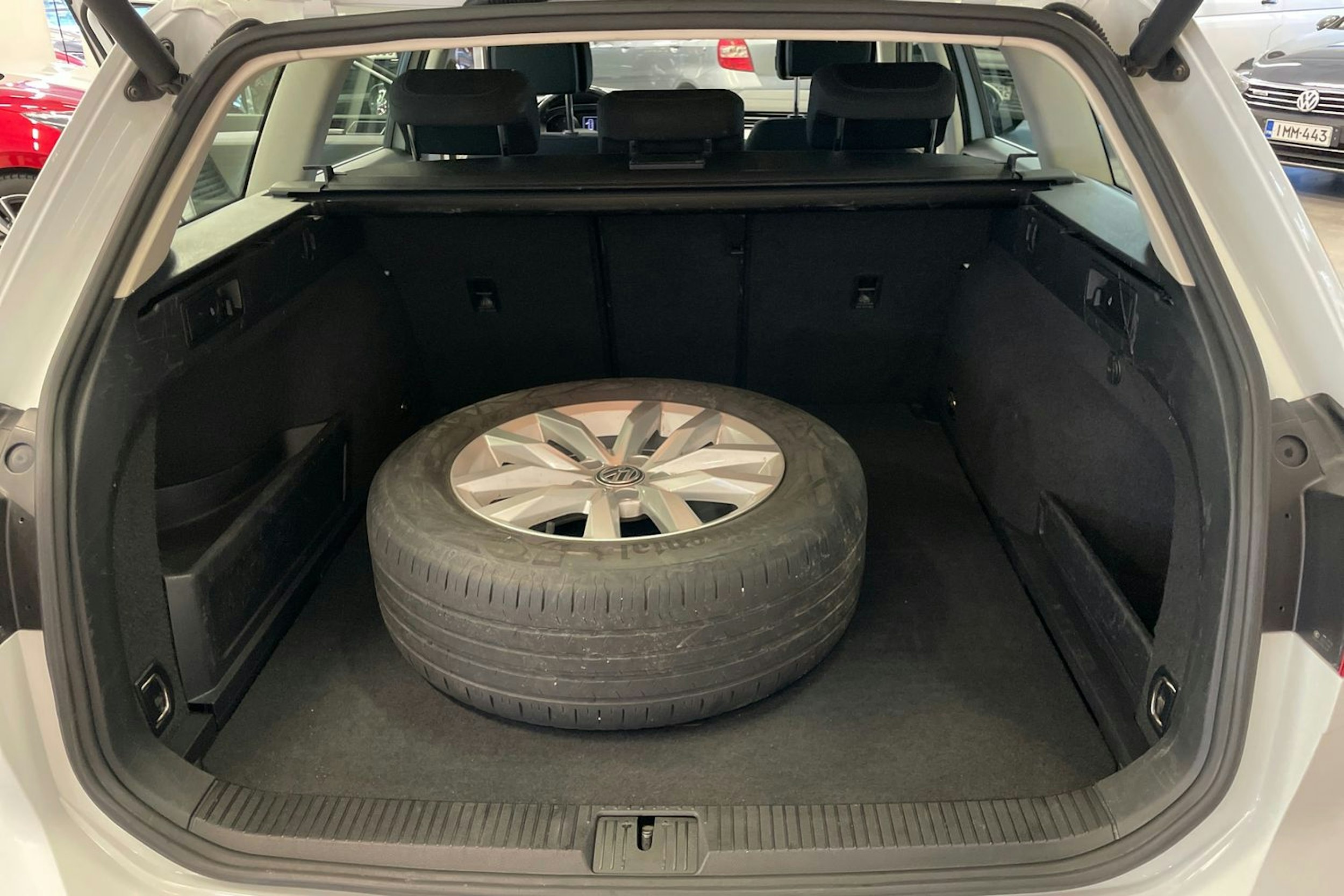 valkoinen Volkswagen Passat 2018 kuva 15.