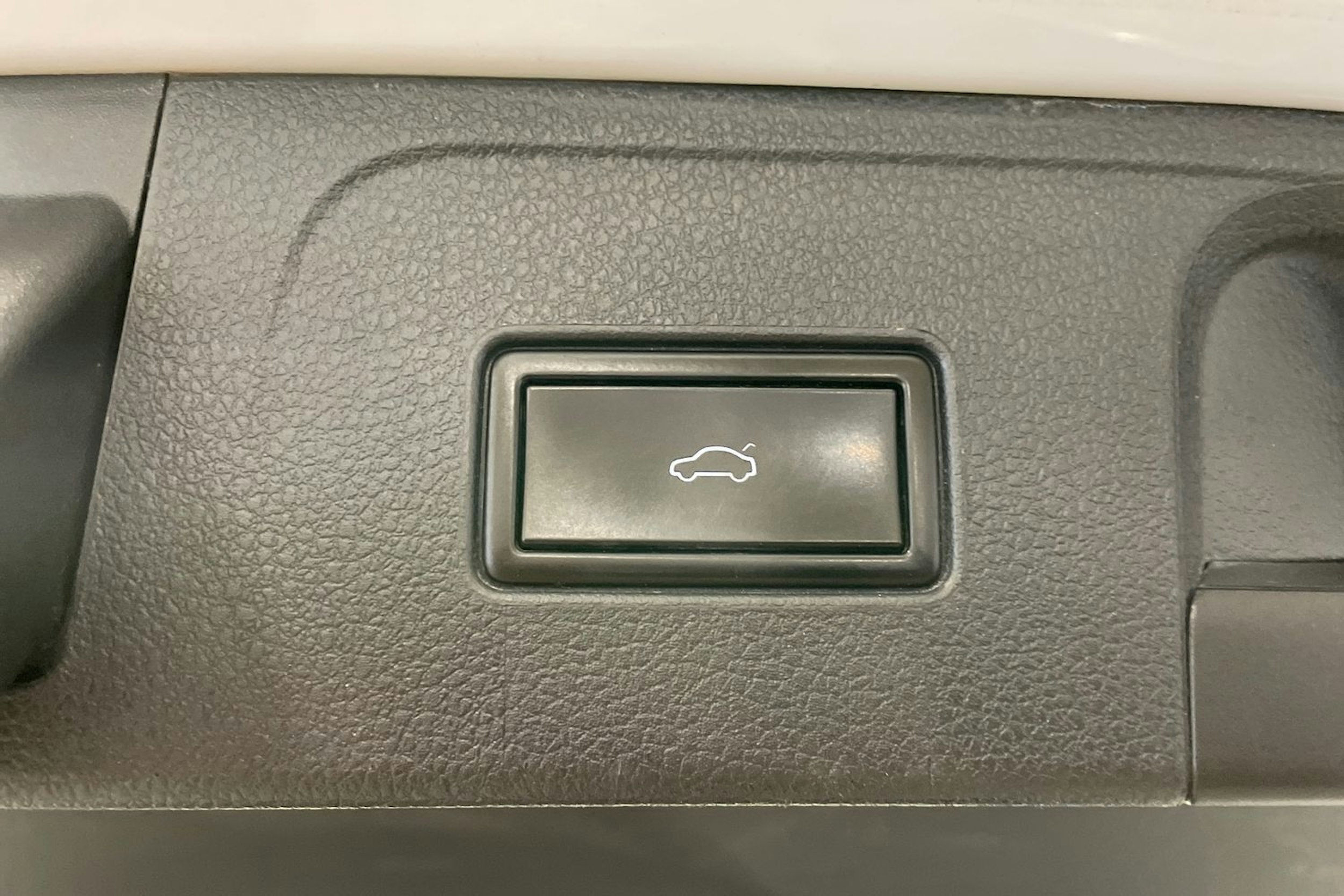 valkoinen Volkswagen Passat 2018 kuva 16.