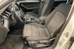 valkoinen Volkswagen Passat 2018 kuva 18.