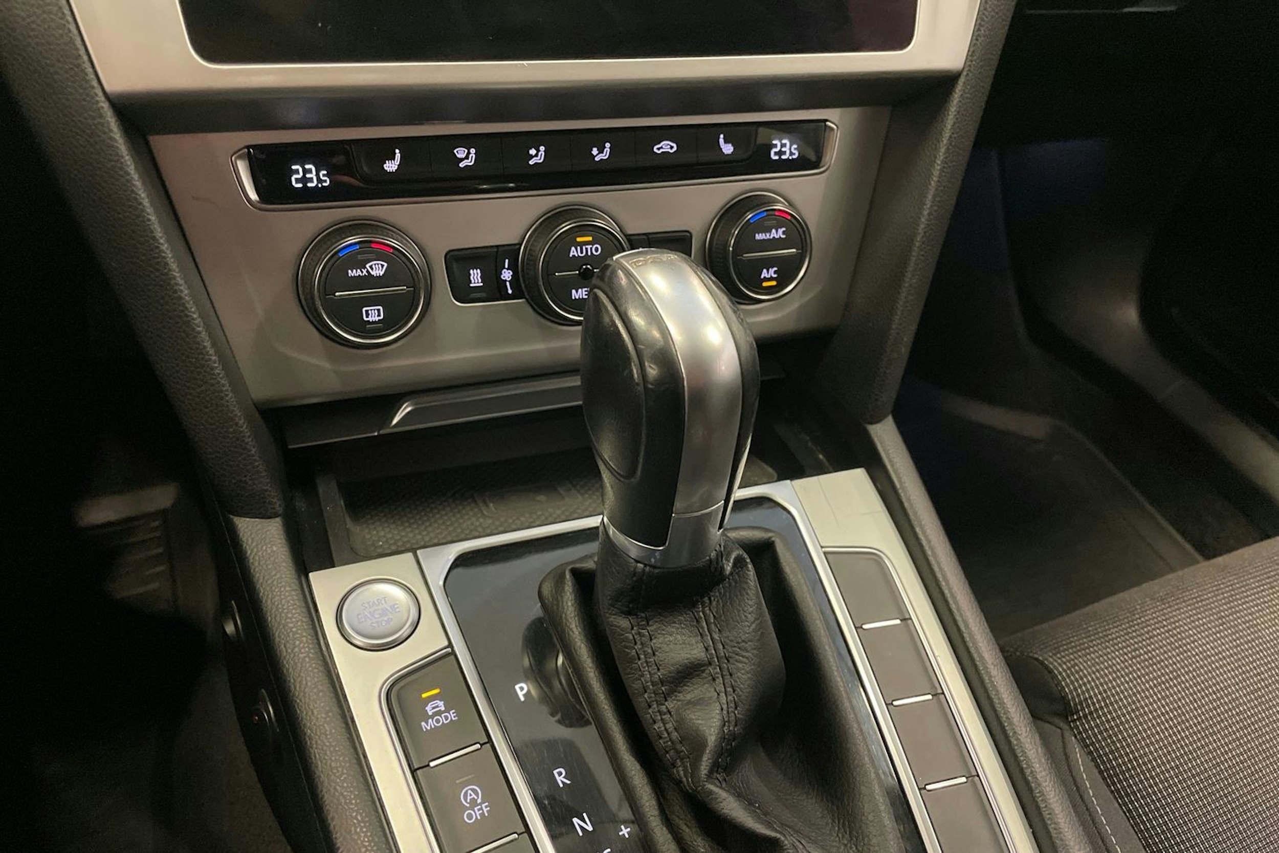 valkoinen Volkswagen Passat 2018 kuva 19.