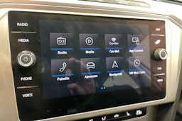 valkoinen Volkswagen Passat 2018 kuva 20.