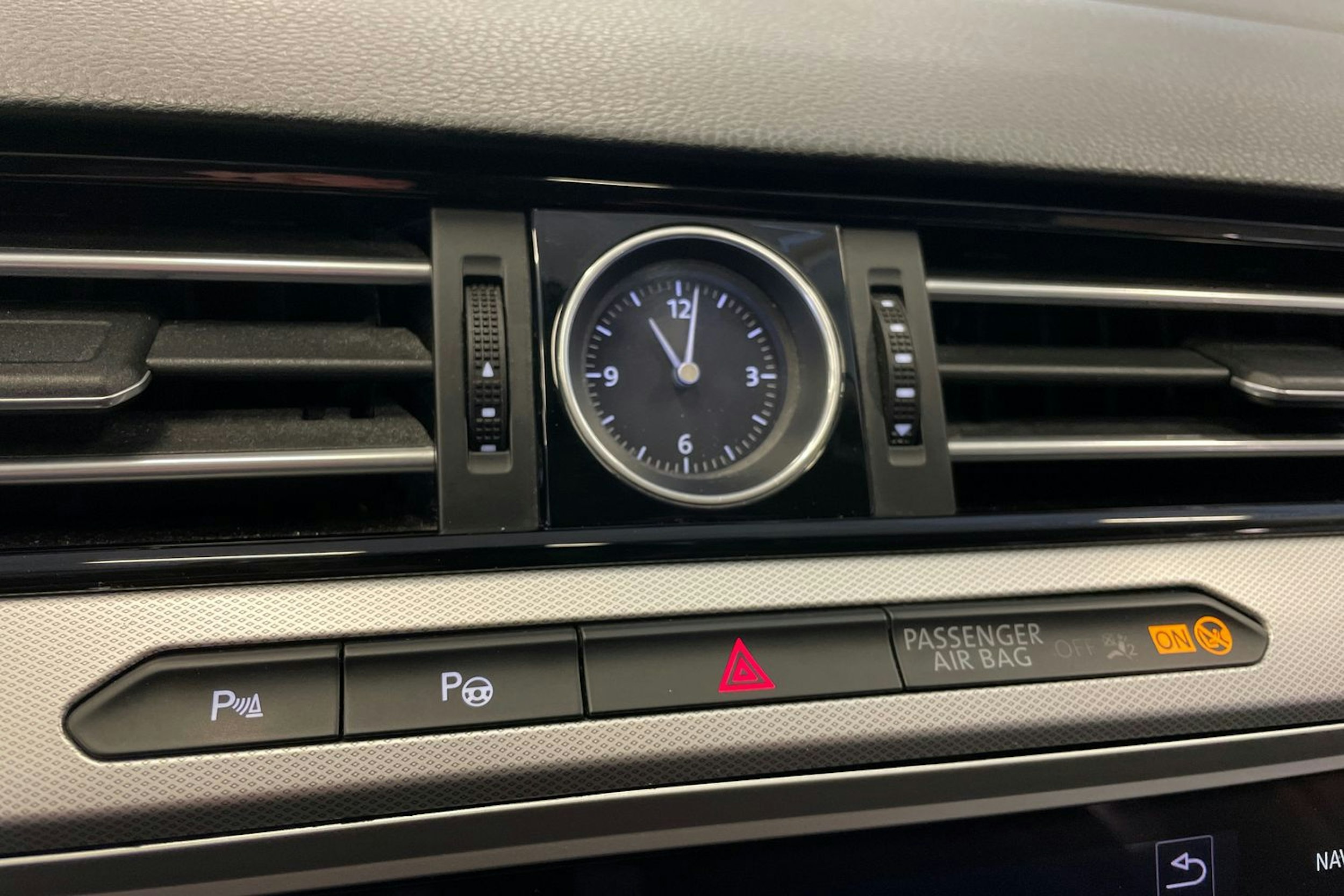 valkoinen Volkswagen Passat 2018 kuva 23.