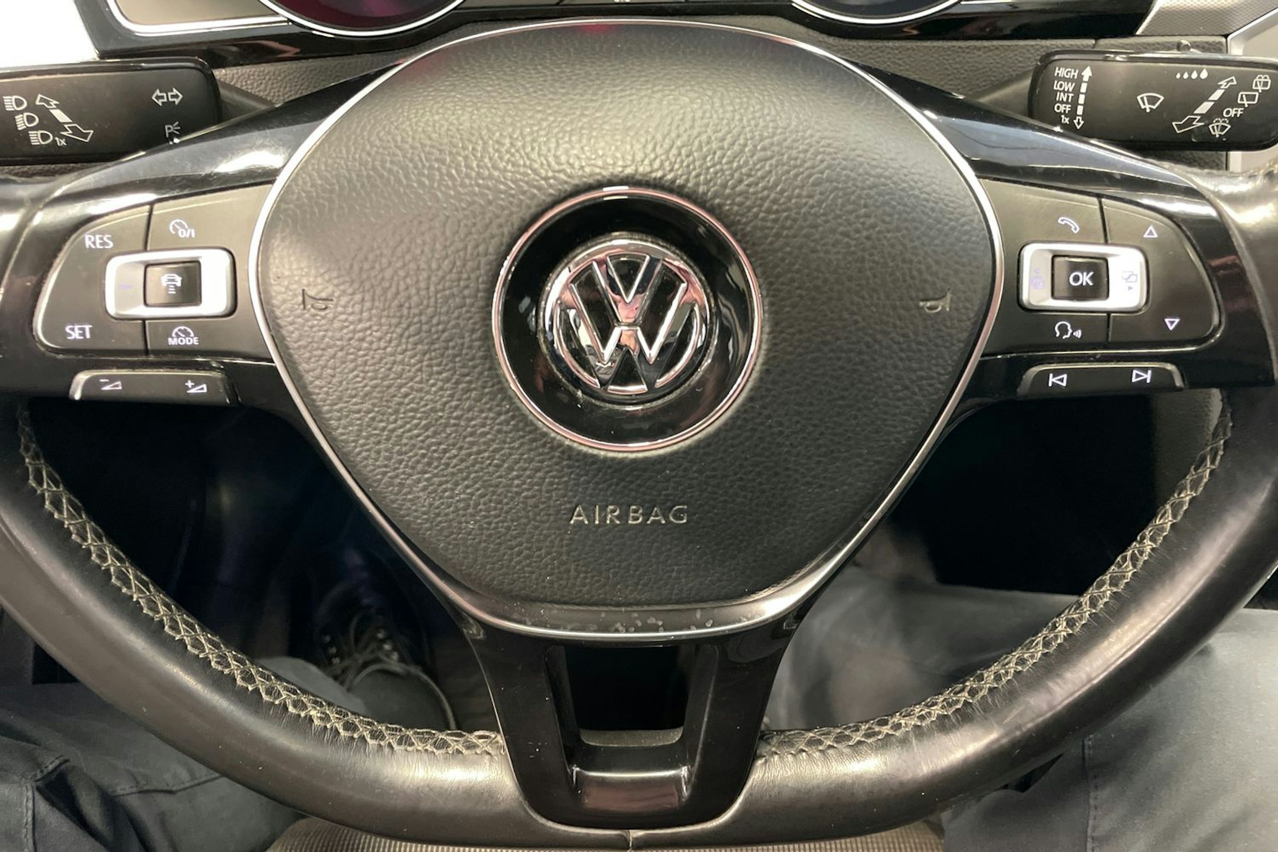 valkoinen Volkswagen Passat 2018 kuva 25.