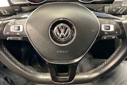 valkoinen Volkswagen Passat 2018 kuva 25.