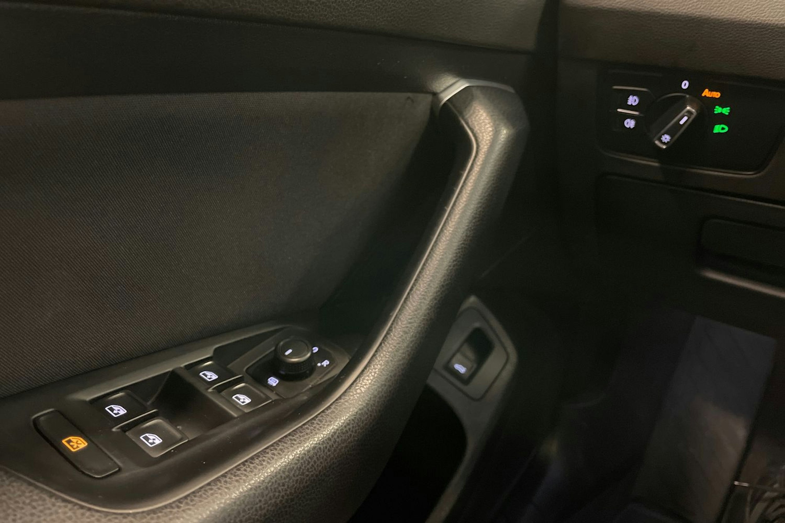 valkoinen Volkswagen Passat 2018 kuva 26.