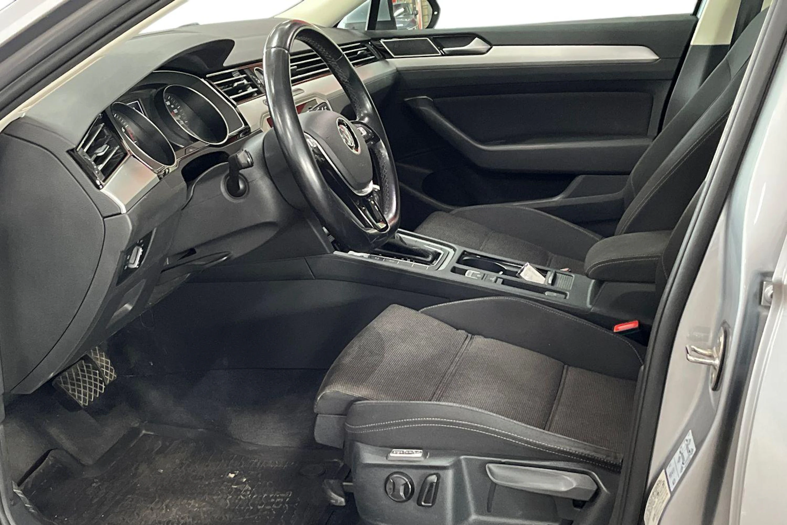 Sininen Volkswagen PASSAT 2018 kuva 3.