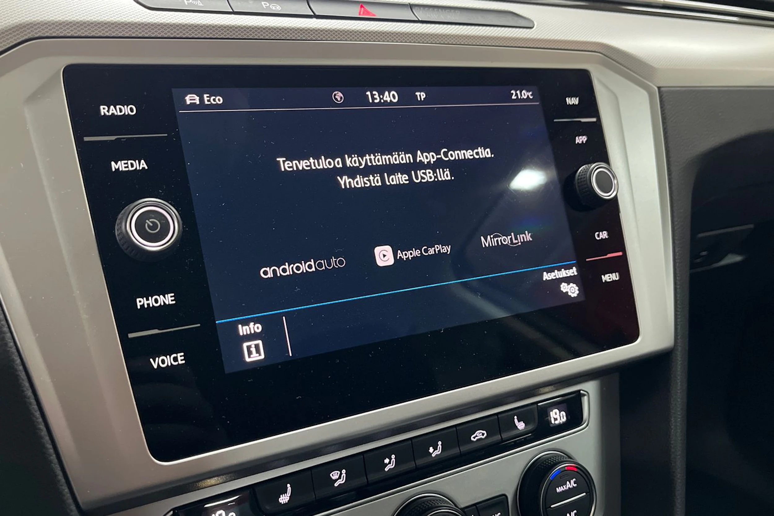 Sininen Volkswagen PASSAT 2018 kuva 9.