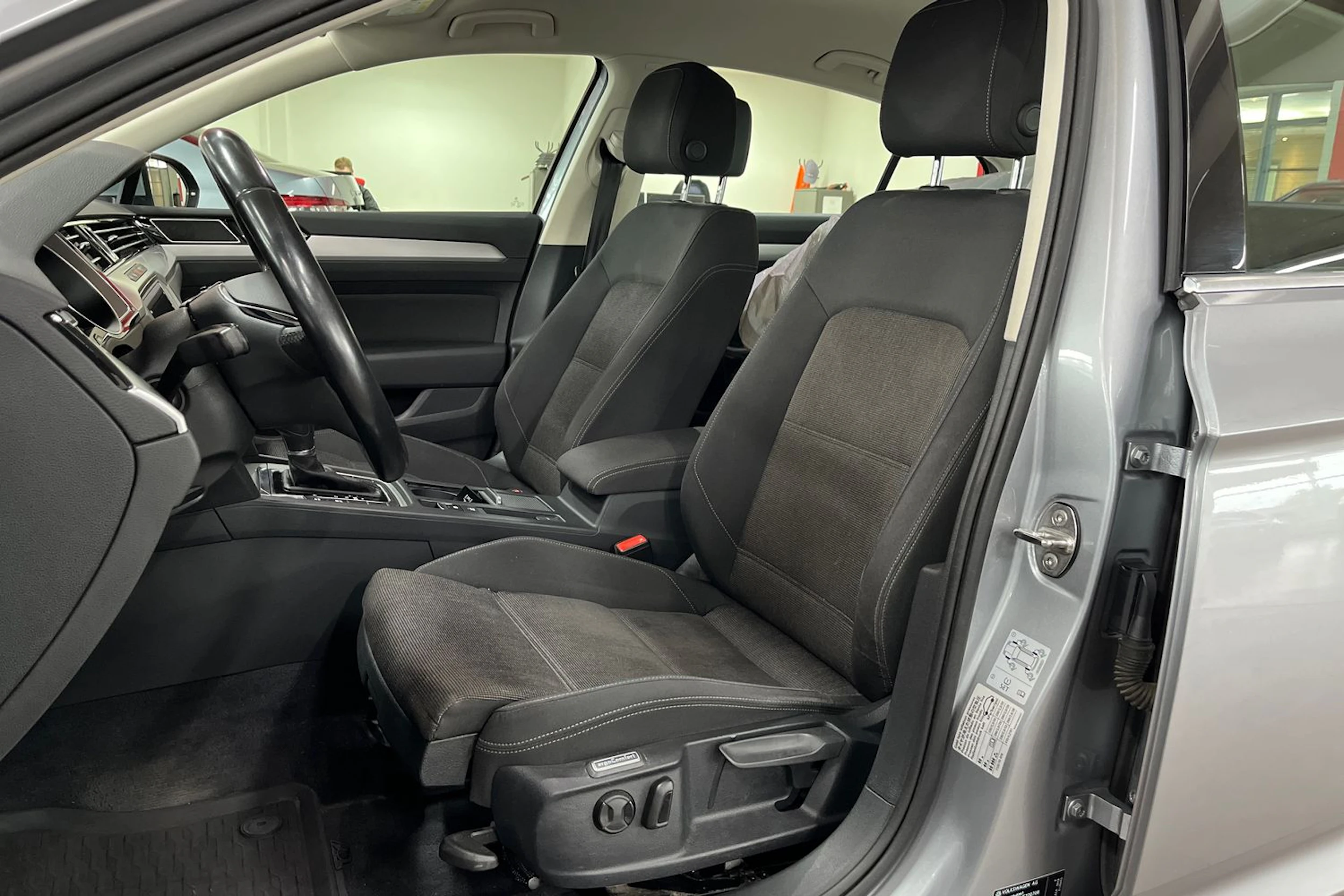 Sininen Volkswagen PASSAT 2018 kuva 12.